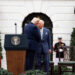 O presidente Donald Trump não quebrou o protocolo real com o rei Charles, apesar dos relatos