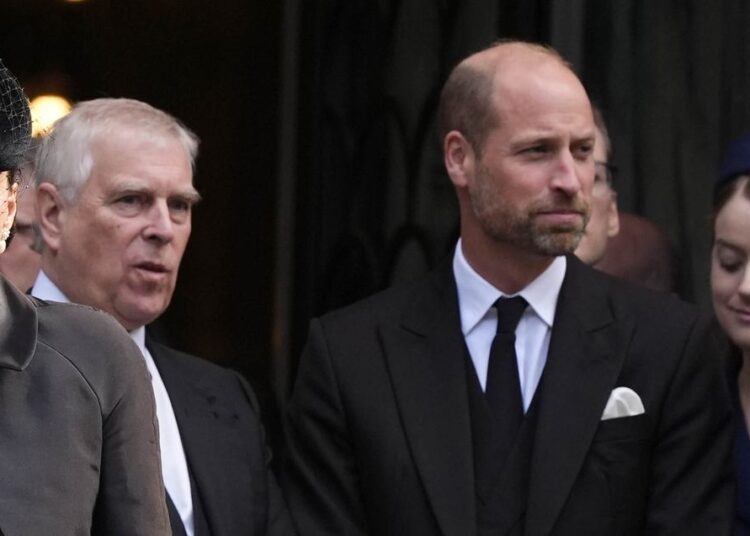 O príncipe William 'enviou uma mensagem a Andrew Mountbatten-Windsor na noite em que foi destituído de títulos reais'