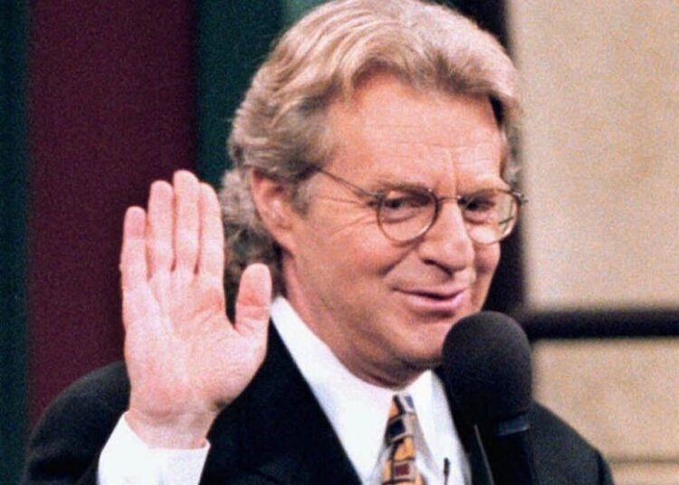 O produtor de 'Jerry Springer' revela como eles encorajaram brigas físicas em talk shows
