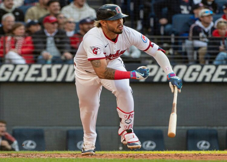 O shortstop dos Guardians, Gabriel Arias, deixa o jogo contra o Royals