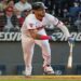 O shortstop dos Guardians, Gabriel Arias, deixa o jogo contra o Royals