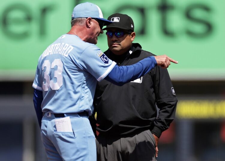 O técnico do Royals, Matt Quatraro, foi expulso após o início do primeiro inning