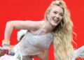 O visual da micro minissaia de Zara Larsson aumenta a temperatura em meio à turnê