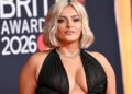 O visual de maiô de Bebe Rexha não poderia ficar mais ousado em meio às novas músicas