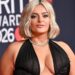 O visual de maiô de Bebe Rexha não poderia ficar mais ousado em meio às novas músicas
