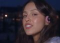 Olivia Rodrigo Styles Mini Shorts com babados para seu novo videoclipe