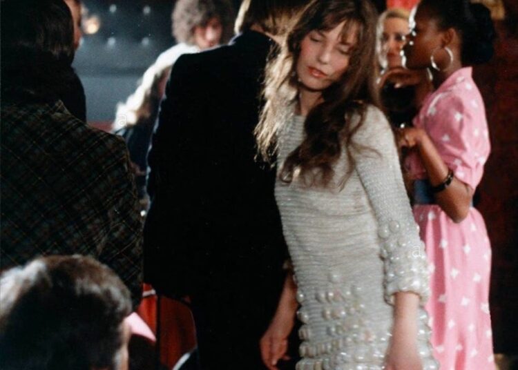 Olivia Rodrigo usa minivestido de Jane Birkin dos anos 1970 no vídeo de 'Drop Dead'