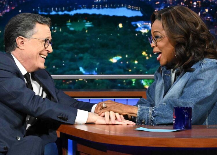 Oprah Winfrey troca de lugar, entrevista Stephen Colbert em seu programa: 'O que você quer lançar antes de ir?'