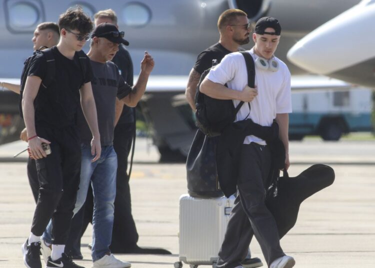 Os filhos de Ricky Martin se parecem com ele quando chegam à Argentina antes de seus shows