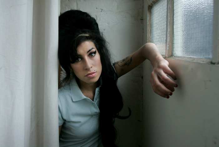 Pai de Amy Winehouse perde licitação legal para obter fundos que amigos ganharam vendendo memorabilia da cantora