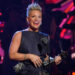 Pink será a anfitriã do Tony Awards 2026 em 7 de junho no Radio City Music Hall