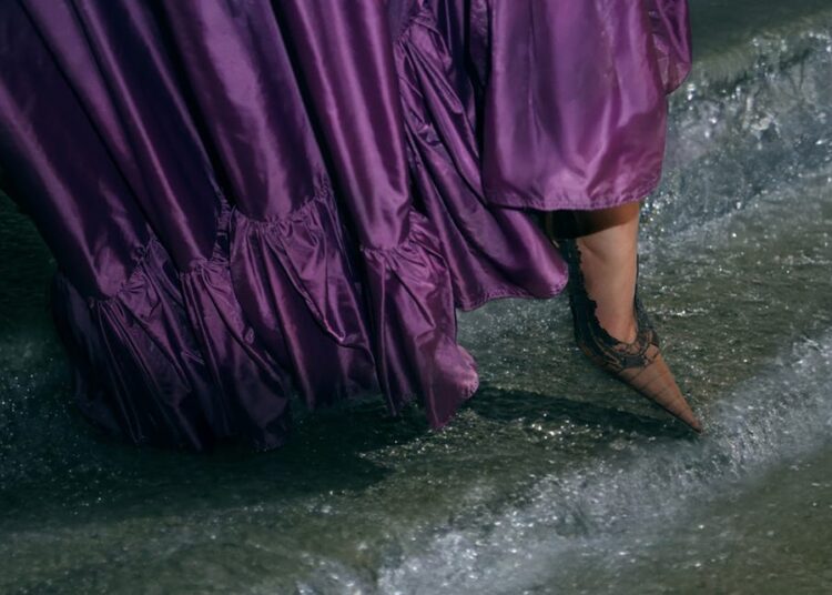 Por que o vestido roxo Saint Laurent de Beyoncé está despertando teorias de 'Limonada' e 'Ato III'