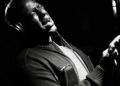 Primeira audição: o grande Dennis Collins retorna com novas músicas