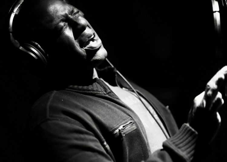 Primeira audição: o grande Dennis Collins retorna com novas músicas