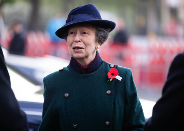 Princesa Anne presta homenagem ao amanhecer no tradicional serviço religioso do Dia Anzac em Londres
