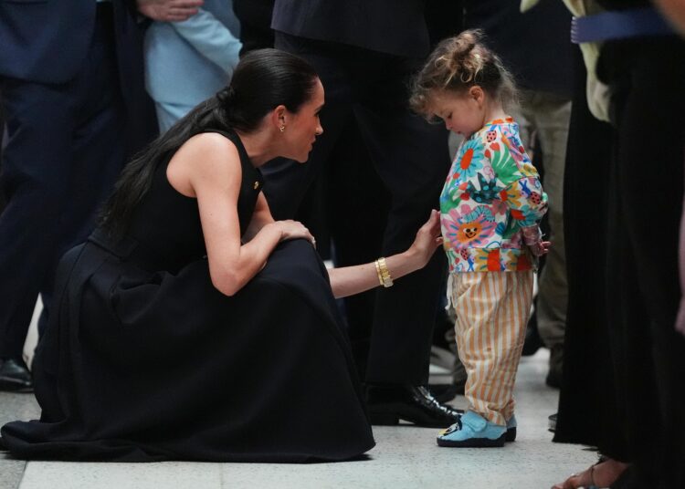 Príncipe Harry e Meghan chegam à Austrália para visita com financiamento privado