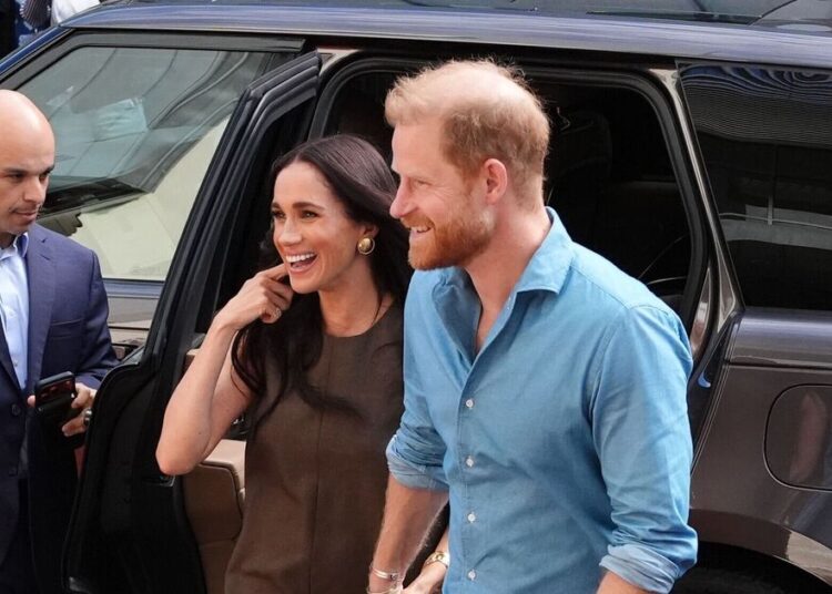 Príncipe Harry e Meghan embarcam no último dia de turnê após admissões emocionantes | Real | Notícias