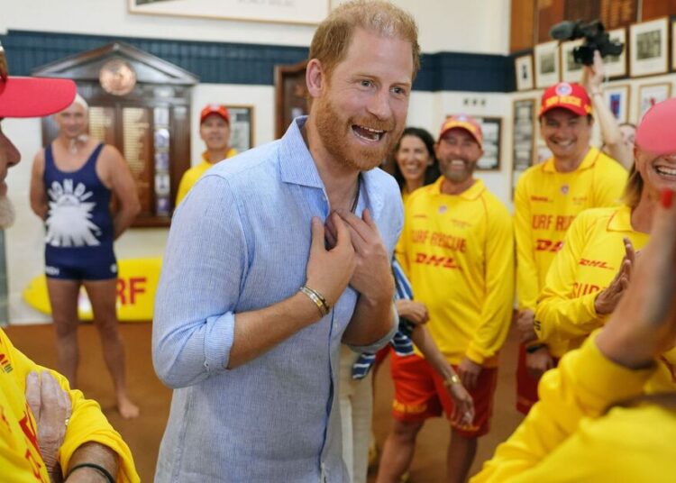 Príncipe Harry foi criticado por gesto bizarro visto em vídeo da turnê real | Real | Notícias