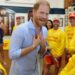 Príncipe Harry foi criticado por gesto bizarro visto em vídeo da turnê real | Real | Notícias