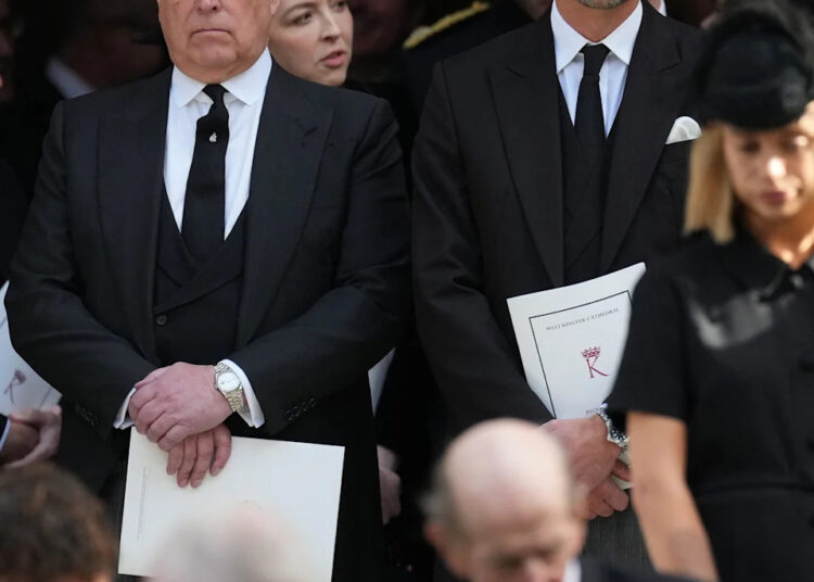 Príncipe William 'fumegante' depois que o rei Charles convida as princesas Beatrice e Eugenie para o Royal Ascot (exclusivo)