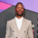 Produtores minimizam gravidade do acidente de Jonathan Majors no set de filmagem
