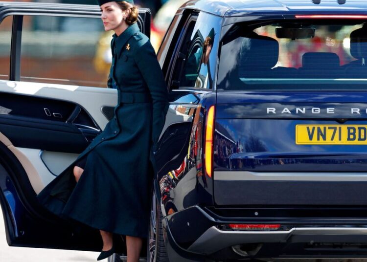 Razão pela qual a realeza dirige Range Rovers – e nunca uma Ferrari ou Porsche