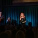 Reba McEntire canta a nova música 'One Night in Tulsa' no bar de Oklahoma