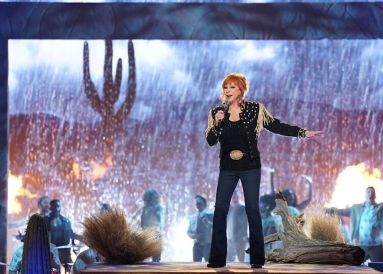 Reba McEntire comemora 50 anos com novas músicas, cápsulas com curadoria e uma retrospectiva de uma carreira lendária