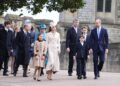 Rei Charles e Rainha Camilla acompanhados por membros da Família Real para o culto do Domingo de Páscoa