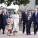 Rei Charles e Rainha Camilla acompanhados por membros da Família Real para o culto do Domingo de Páscoa