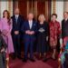 Rei Charles e a família real veem projetos de monumentos nacionais em homenagem à rainha Elizabeth