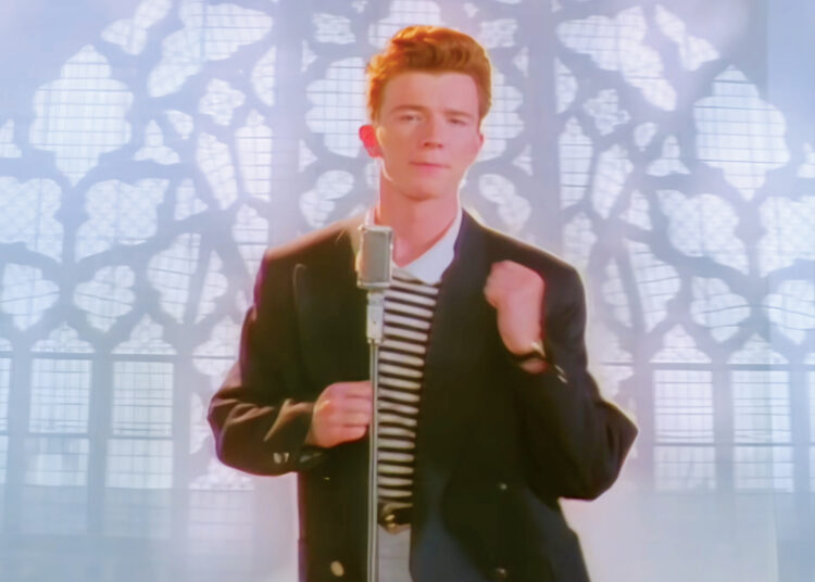 Rick Astley está feliz por nunca ter desistido: 'Fazendo músicas novas de novo, voltei à minha infância'