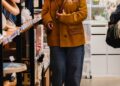 Rihanna usa brincos de pele vintage de Thierry Mugler enquanto está em Paris
