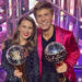 Robert Irwin mostra sua bola espelhada “DWTS” ao lado do troféu da irmã Bindi no zoológico da Austrália