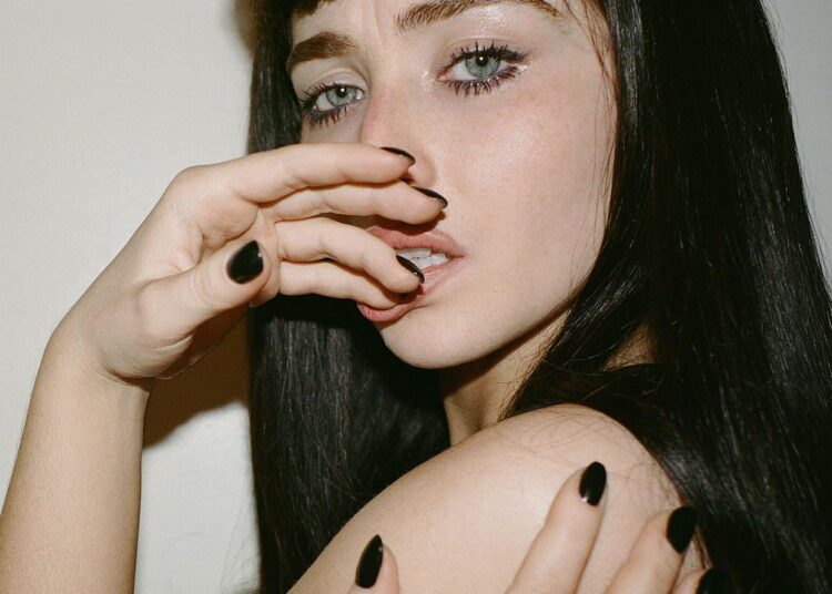 Sabrina Carpenter está irreconhecível como morena na revista ‘Perfect’: ‘I Love Dress Up’