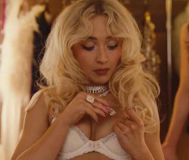 Sabrina Carpenter fica só de lingerie com seus amigos da lista A no atrevido videoclipe da House Tour