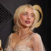 Sabrina Carpenter impressiona no videoclipe de 'House Tour' com Margaret Qualley e Madelyn Cline