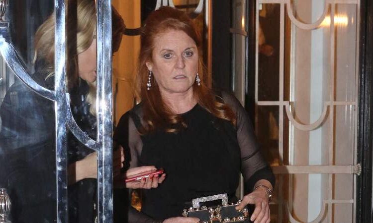 Sarah Ferguson sente-se 'amarga' e 'zangada' com um membro da família real