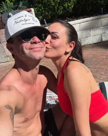 Sasha Farber de “DWTS” lança romance de Janel Parrish com um beijo após semanas de especulação