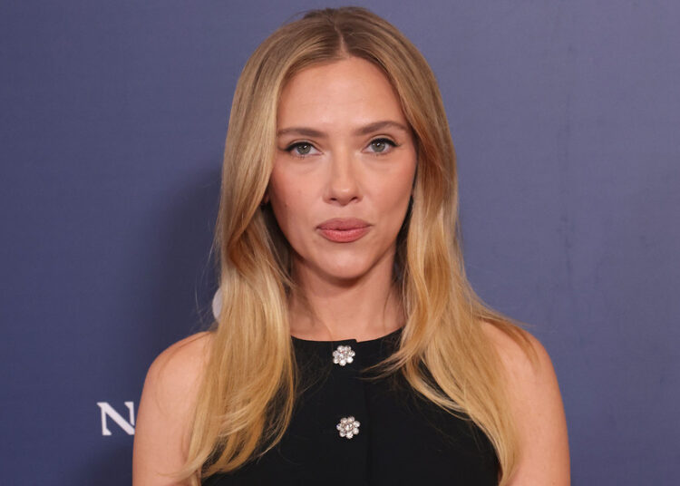 Scarlett Johansson se lembra de ter sido 'destruída' por causa da aparência quando era jovem atriz