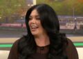 Scarlett Moffatt, de I'm A Celebrity, embala a barriga do bebê enquanto compartilha atualizações sobre a gravidez