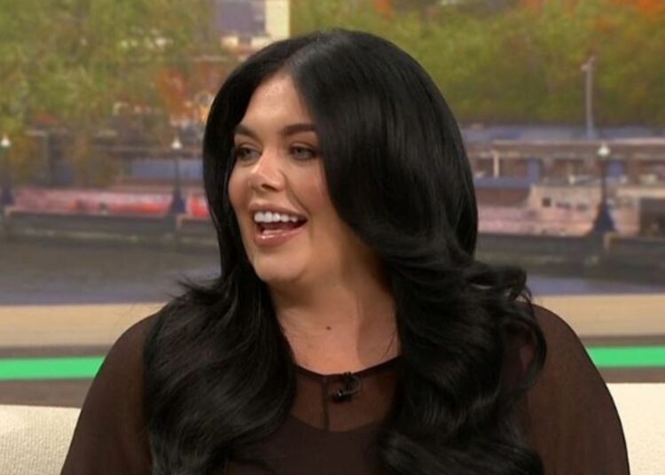 Scarlett Moffatt, de I'm A Celebrity, embala a barriga do bebê enquanto compartilha atualizações sobre a gravidez
