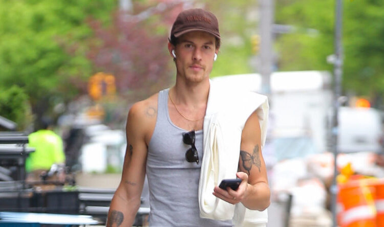 Shawn Mendes Sports Tank Shirt durante o dia em Nova York – Just Jared – Notícias e fofocas de celebridades