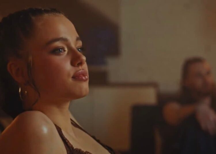 Shiloh Jolie consegue um papel surpresa no novo videoclipe da estrela do K-pop Dayoung