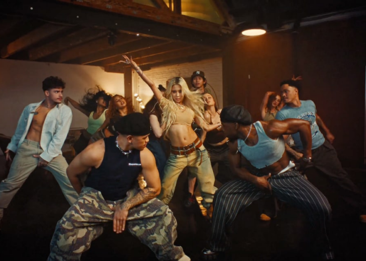 Shiloh Jolie se parece com Angelina Jolie com top de renda e piercing nos lábios no novo videoclipe