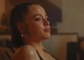 Shiloh Jolie se parece com sua mãe, Angelina Jolie, no videoclipe de Dayoung