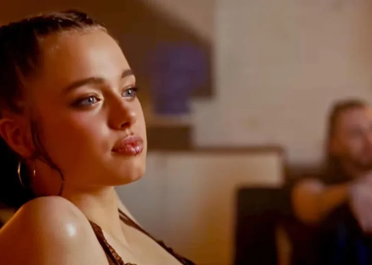 Shiloh, filha da atriz Angelina Jolie, aparece no MV da cantora K-pop Dayoung