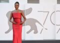 Simone Ashley impressiona em biquíni ultra ousado para campanha da Burberry