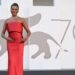 Simone Ashley impressiona em biquíni ultra ousado para campanha da Burberry