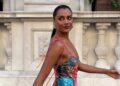 Simone Ashley usa um vestido justo da estilista favorita das celebridades, Macy Grimshaw